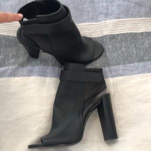 Vince black leather 7.5 ankle boots w open toes
